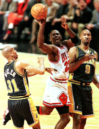 Michael Jordan, considerado uno de los mejores deportistas de todos los tiempos y mejor jugador de baloncesto de la historia, cumple 50 años. En estas imágenes se recogen algunos de los momentos más importantes de su vida personal y carrera deportiva.