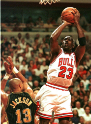 Michael Jordan, considerado uno de los mejores deportistas de todos los tiempos y mejor jugador de baloncesto de la historia, cumple 50 años. En estas imágenes se recogen algunos de los momentos más importantes de su vida personal y carrera deportiva.