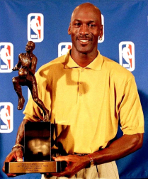 Michael Jordan, considerado uno de los mejores deportistas de todos los tiempos y mejor jugador de baloncesto de la historia, cumple 50 años. En estas imágenes se recogen algunos de los momentos más importantes de su vida personal y carrera deportiva.