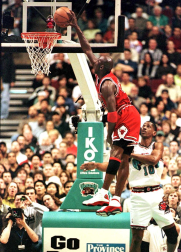 Michael Jordan, considerado uno de los mejores deportistas de todos los tiempos y mejor jugador de baloncesto de la historia, cumple 50 años. En estas imágenes se recogen algunos de los momentos más importantes de su vida personal y carrera deportiva.