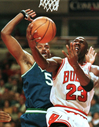 Michael Jordan, considerado uno de los mejores deportistas de todos los tiempos y mejor jugador de baloncesto de la historia, cumple 50 años. En estas imágenes se recogen algunos de los momentos más importantes de su vida personal y carrera deportiva.