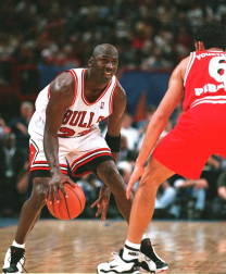 Michael Jordan, considerado uno de los mejores deportistas de todos los tiempos y mejor jugador de baloncesto de la historia, cumple 50 años. En estas imágenes se recogen algunos de los momentos más importantes de su vida personal y carrera deportiva.