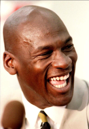 Michael Jordan, considerado uno de los mejores deportistas de todos los tiempos y mejor jugador de baloncesto de la historia, cumple 50 años. En estas imágenes se recogen algunos de los momentos más importantes de su vida personal y carrera deportiva.