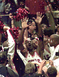 Michael Jordan, considerado uno de los mejores deportistas de todos los tiempos y mejor jugador de baloncesto de la historia, cumple 50 años. En estas imágenes se recogen algunos de los momentos más importantes de su vida personal y carrera deportiva.