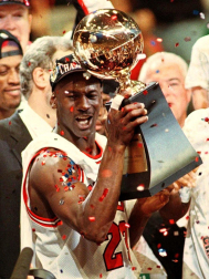 Michael Jordan, considerado uno de los mejores deportistas de todos los tiempos y mejor jugador de baloncesto de la historia, cumple 50 años. En estas imágenes se recogen algunos de los momentos más importantes de su vida personal y carrera deportiva.