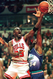 Michael Jordan, considerado uno de los mejores deportistas de todos los tiempos y mejor jugador de baloncesto de la historia, cumple 50 años. En estas imágenes se recogen algunos de los momentos más importantes de su vida personal y carrera deportiva.