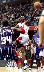 Michael Jordan, considerado uno de los mejores deportistas de todos los tiempos y mejor jugador de baloncesto de la historia, cumple 50 años. En estas imágenes se recogen algunos de los momentos más importantes de su vida personal y carrera deportiva.