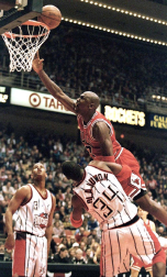 Michael Jordan, considerado uno de los mejores deportistas de todos los tiempos y mejor jugador de baloncesto de la historia, cumple 50 años. En estas imágenes se recogen algunos de los momentos más importantes de su vida personal y carrera deportiva.