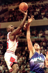 Michael Jordan, considerado uno de los mejores deportistas de todos los tiempos y mejor jugador de baloncesto de la historia, cumple 50 años. En estas imágenes se recogen algunos de los momentos más importantes de su vida personal y carrera deportiva.