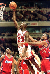 Michael Jordan, considerado uno de los mejores deportistas de todos los tiempos y mejor jugador de baloncesto de la historia, cumple 50 años. En estas imágenes se recogen algunos de los momentos más importantes de su vida personal y carrera deportiva.