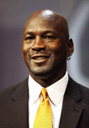 Michael Jordan, considerado uno de los mejores deportistas de todos los tiempos y mejor jugador de baloncesto de la historia, cumple 50 años. En estas imágenes se recogen algunos de los momentos más importantes de su vida personal y carrera deportiva.