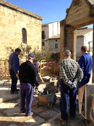Una persona anónima dona 500 euros para agradecer la labor que 18 voluntarios han realizado de manera desinteresada para arreglar el atrio de la iglesia del pueblo.