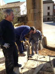 Una persona anónima dona 500 euros para agradecer la labor que 18 voluntarios han realizado de manera desinteresada para arreglar el atrio de la iglesia del pueblo.