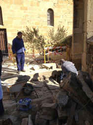 Una persona anónima dona 500 euros para agradecer la labor que 18 voluntarios han realizado de manera desinteresada para arreglar el atrio de la iglesia del pueblo.