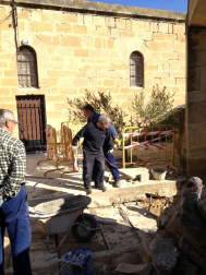 Una persona anónima dona 500 euros para agradecer la labor que 18 voluntarios han realizado de manera desinteresada para arreglar el atrio de la iglesia del pueblo.