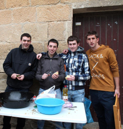 Es uno de los actos más esperados de las Fiestas de la Juventud o de Invierno: el concurso de calderetes del domingo de fiestas. Seis años llevan las cuadrillas del pueblo organizándolo y disfrutando del resultado final en torno a una buena mesa. En esta ocasión el caldero más sabroso fue conseguido por la cuadrilla "Los fantasmas", seguido por el de la cuadrilla de "Los Cabras" y "El Cotarro". El concurso se concentró en la Plaza de los Fueros, aunque algunas cuadrillas, previendo lluvia, cocinaron en sus propios locales.