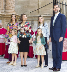 La reina, los príncipes y la infanta Elena asisten a la misa de Pascua de Palma
