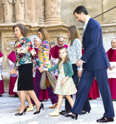La reina, los príncipes y la infanta Elena asisten a la misa de Pascua de Palma