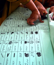 Colas y votaciones en los distintos colegios electorales de Pakistán.