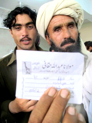 Colas y votaciones en los distintos colegios electorales de Pakistán.