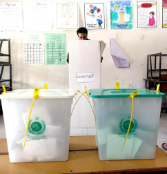 Colas y votaciones en los distintos colegios electorales de Pakistán.