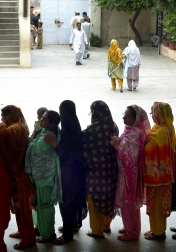 Colas y votaciones en los distintos colegios electorales de Pakistán.