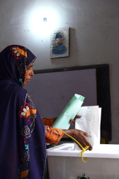 Colas y votaciones en los distintos colegios electorales de Pakistán.