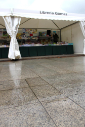 Mal tiempo en la inauguración de la XII Feria del Libro de Pamplona, con los visitantes acudiendo a los puestos de la Plaza del Castillo.