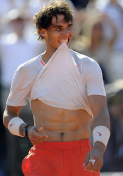 El español Rafael Nadal se clasificó para la final de Roland Garros al derrotar al serbio Novak Djokovic por 6-4, 3-6, 6-1, 6-7(3) y 9-7 al término de un intenso duelo que duró 4 horas y 37 minutos, por lo que buscará su octavo título en el Grand Slam de tierra batida.