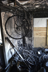Interior de la tienda de bicicletas Ciclos Muruzábal de Barañáin varios días después de que un incendio calcinara parte de sus instalaciones.