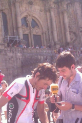 Mikel Azparren logró hacer el Camino de Santiago en poco más de 24 horas. El ciclista cumplió el reto de llegar desde Roncesvalles hasta Santiago en 24 horas y 56 minutos, después de estar pedaleando toda la noche.