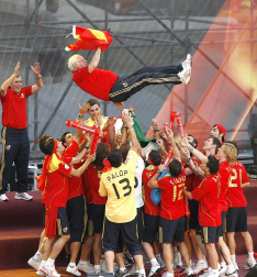 El exseleccionador de fútbol Luis Aragonés, figura histórica del fútbol español y ganador de una Eurocopa en 2008 con el combinado nacional, ha fallecido esta madrugada a los 75 años en la clínica Cemtro de Madrid, según confirmó a Radio Nacional de España el doctor Pedro Guillén.