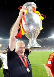 El exseleccionador de fútbol Luis Aragonés, figura histórica del fútbol español y ganador de una Eurocopa en 2008 con el combinado nacional, ha fallecido esta madrugada a los 75 años en la clínica Cemtro de Madrid, según confirmó a Radio Nacional de España el doctor Pedro Guillén.