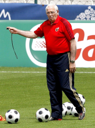 El exseleccionador de fútbol Luis Aragonés, figura histórica del fútbol español y ganador de una Eurocopa en 2008 con el combinado nacional, ha fallecido esta madrugada a los 75 años en la clínica Cemtro de Madrid, según confirmó a Radio Nacional de España el doctor Pedro Guillén.