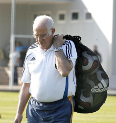 El exseleccionador de fútbol Luis Aragonés, figura histórica del fútbol español y ganador de una Eurocopa en 2008 con el combinado nacional, ha fallecido esta madrugada a los 75 años en la clínica Cemtro de Madrid, según confirmó a Radio Nacional de España el doctor Pedro Guillén.