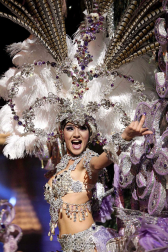 Candidatas y espectáculo de la elección de la reina del Carnaval 2014 en Las Palmas de Gran Canaria, certamen dedicado al "Mundo de las Fantasía" que fue ganado por la joven Cindy Klein con el diseño '¡El cielo es el límite!', de Fernando Méndez.