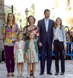 La reina, los príncipes y la infanta Elena asisten a la misa de Pascua de Palma