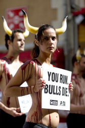 Unas doscientas personas representaron en la plaza del Ayuntamiento de Pamplona un "encierro fúnebre", con el que los colectivos Anima Naturalis y PETA manifestaron su rechazo a la corridas de toros de los Sanfermines.