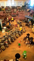 El ayuntamiento de Biurrun-Olcoz ya ha instalado en la Torre de Olcoz su nueva exposición temporal elaborada con figuras y maquetas de Playmobil. Se trata de la cuarta edición, que trae como novedad la colaboración con el banco de alimentos: a la entrada, los visitantes tienen la posibilidad de depositar un kilo de comida no perecedera. Esta nueva exposición permanecerá abierta hasta el próximo 31 de enero de 2015.