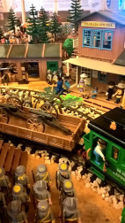 El ayuntamiento de Biurrun-Olcoz ya ha instalado en la Torre de Olcoz su nueva exposición temporal elaborada con figuras y maquetas de Playmobil. Se trata de la cuarta edición, que trae como novedad la colaboración con el banco de alimentos: a la entrada, los visitantes tienen la posibilidad de depositar un kilo de comida no perecedera. Esta nueva exposición permanecerá abierta hasta el próximo 31 de enero de 2015.