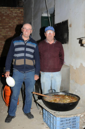 Arguedas celebró el 7 de mayo la quinta edición de la fiesta dedicada a la antigua costumbre de la trashumancia. Aunque el acto central es la denominada 'bajada de las vacas' que realizan los jinetes, uno de los momentos más esperados del día es gastronómico: el concurso de migas y calderos, que posteriormente se transforma en comida popular. Debido a las inclemencias meteorológicas la fiesta se trasladó desde la plaza de los Fueros a la sociedad, pero el buen ambiente y la mano maestra de los cocineros convirtió en una fiesta la cita gastronómica.