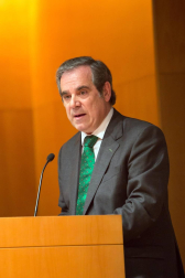 Nafarco, en colaboración con el Colegio Oficial de Farmacéuticos de Navarra, organizó el lunes 9 de mayo una conferencia a cargo de Jesús Aguilar, presidente del Consejo General de Colegios de Farmacéuticos, en el que se expusieron los modelos de farmacia europeos y las últimas novedades sobre medicamentos hospitalarios, distribución farmacéutica y apoyo al modelo.