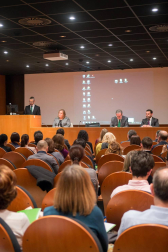 Nafarco, en colaboración con el Colegio Oficial de Farmacéuticos de Navarra, organizó el lunes 9 de mayo una conferencia a cargo de Jesús Aguilar, presidente del Consejo General de Colegios de Farmacéuticos, en el que se expusieron los modelos de farmacia europeos y las últimas novedades sobre medicamentos hospitalarios, distribución farmacéutica y apoyo al modelo.