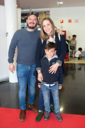 Del 6 al 8 de mayo, Refena acogió por cuarto año consecutivo la mayor feria outlet de Navarra, con descuentos anunciados del 70%, 80% y 90% en primeras marcas de moda, deporte, infantil, urban, surf, snow, etc. La oferta se completó con zona gastronómica y diferentes promociones y sorteos. Los que se animaron a visitar la feria se encontraron con casi 300 stands en los que se pusieron a la venta hasta 250.000 artículos en stock.