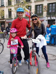 'Decabike' reunió a los tudelanos amantes de la bicicleta en una carrera no competitiva que se inició desde la Plaza Nueva y recorrió el centro de Tudela. Más tarde, la fiesta se prolongó en el Colegio Griseras donde se celebraron actividades como zumba con el Gimnasio Seven, Crossfit con IronBox Tudela, fútbol, taller de pintacaras, patines, etc.