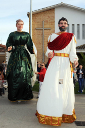 Los vecinos de Rada dieron la bienvenida a sus nuevos gigantes, Don Tizón y Doña Toda, que protagonizaron la apertura de sus fiestas en honor a San Isidro, entre el 13 y el 15 de mayo. Conciertos, ronda de jotas, festejos religiosos, encierros y capeas fueron desgranándose a lo largo de los tres días.