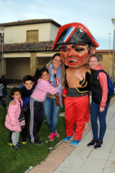 Los vecinos de Rada dieron la bienvenida a sus nuevos gigantes, Don Tizón y Doña Toda, que protagonizaron la apertura de sus fiestas en honor a San Isidro, entre el 13 y el 15 de mayo. Conciertos, ronda de jotas, festejos religiosos, encierros y capeas fueron desgranándose a lo largo de los tres días.