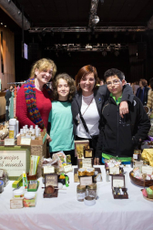 El Mercado de Santo Domingo acogió el pasado domingo una nueva edición del la feria A-mano Market, una iniciativa que reúne a creadores y artesanos navarros. 23 expositores de productos como joyería, bisutería, textil, artesanía, moda, arte y creación presentaron sus propuestas en un market moderno y coqueto organizado por el colectivo de mercaderes A-mano.org con la colaboración de Zentral kafe Teatro