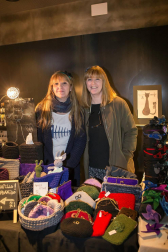 El Mercado de Santo Domingo acogió el pasado domingo una nueva edición del la feria A-mano Market, una iniciativa que reúne a creadores y artesanos navarros. 23 expositores de productos como joyería, bisutería, textil, artesanía, moda, arte y creación presentaron sus propuestas en un market moderno y coqueto organizado por el colectivo de mercaderes A-mano.org con la colaboración de Zentral kafe Teatro