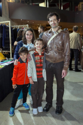El Mercado de Santo Domingo acogió el pasado domingo una nueva edición del la feria A-mano Market, una iniciativa que reúne a creadores y artesanos navarros. 23 expositores de productos como joyería, bisutería, textil, artesanía, moda, arte y creación presentaron sus propuestas en un market moderno y coqueto organizado por el colectivo de mercaderes A-mano.org con la colaboración de Zentral kafe Teatro